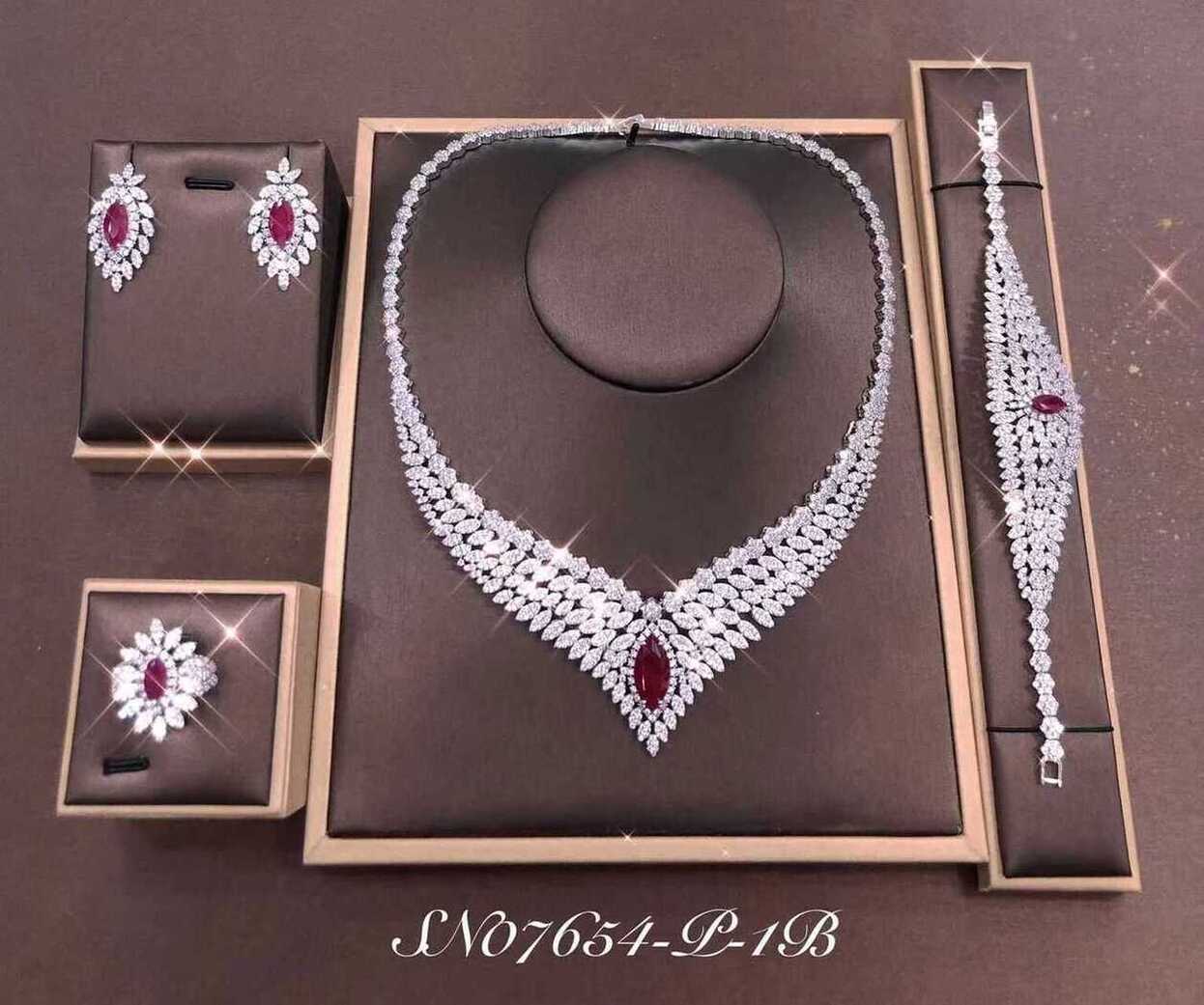 Necklace SN07654-P-1BRED